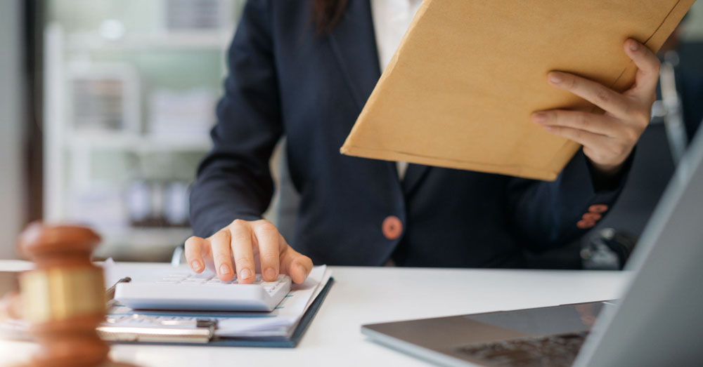 2-femmes-avec-des-documents-sur-un-bureau