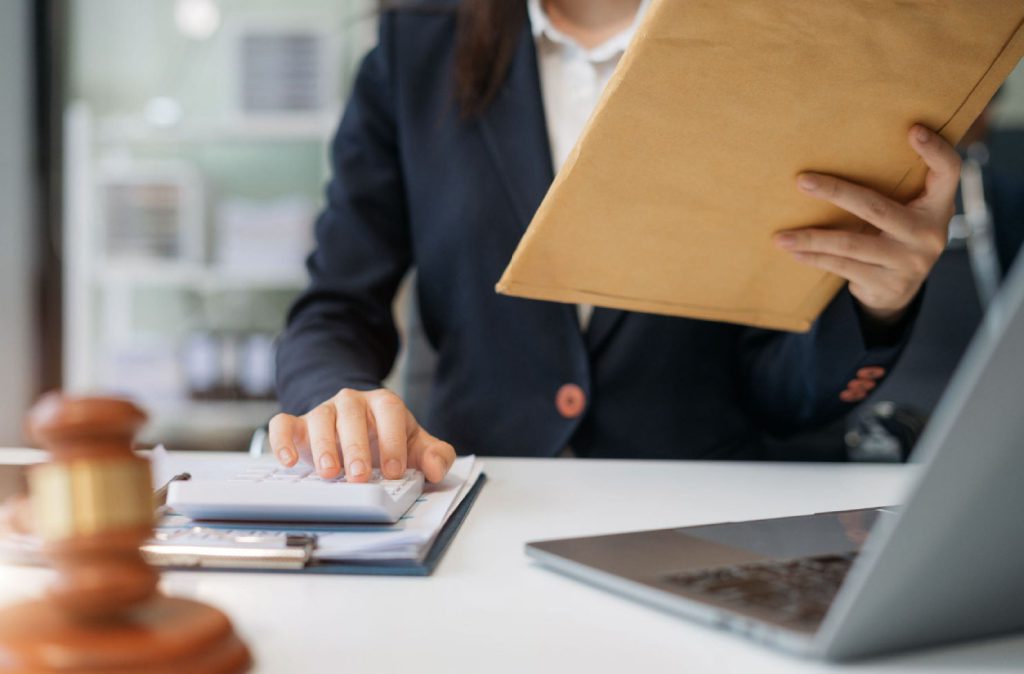 2-femmes-avec-des-documents-sur-un-bureau