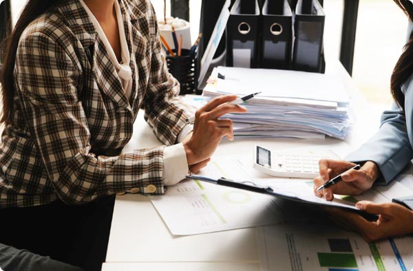 2-femmes-avec-des-documents-sur-un-bureau