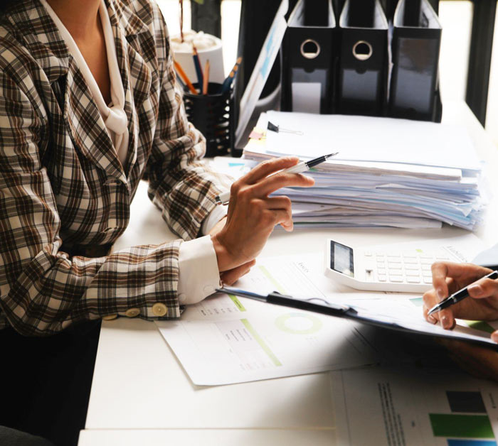 2-femmes-avec-des-documents-sur-un-bureau2