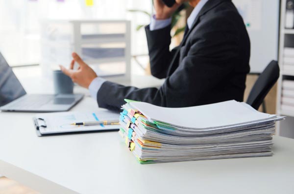 dossier-sur-bureau-d&rsquo;un-homme