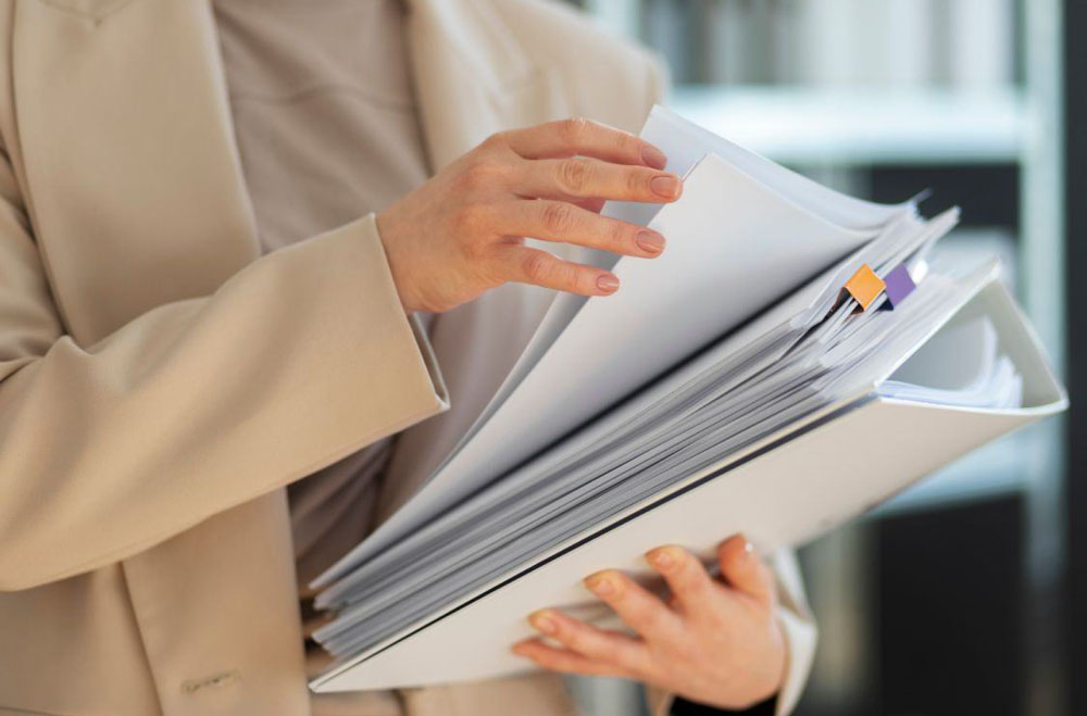 femme-avec-des-documents