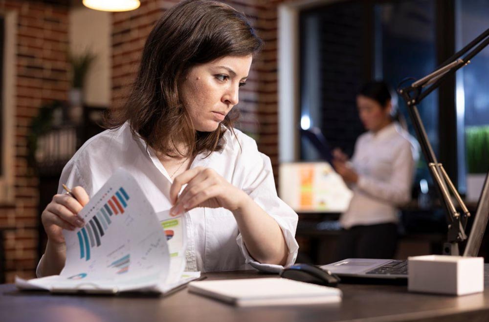 femme-qui-lit-des-documents
