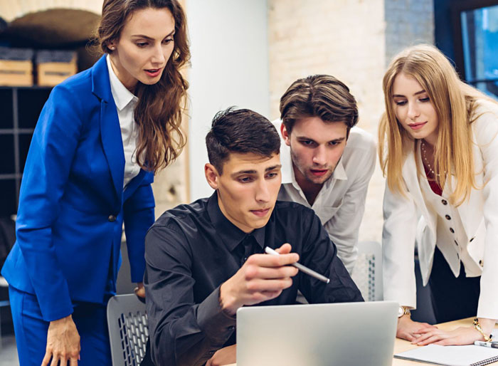 groupe-de-personne-devant-un-ordinateur