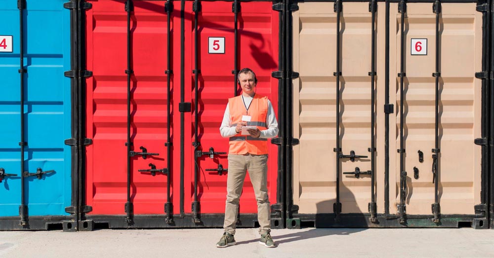 homme-devant-des-containeurs