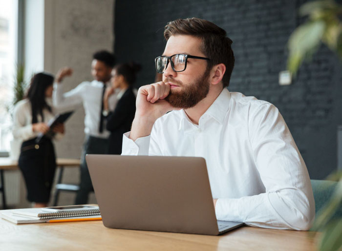 homme-devant-un-ordinateur