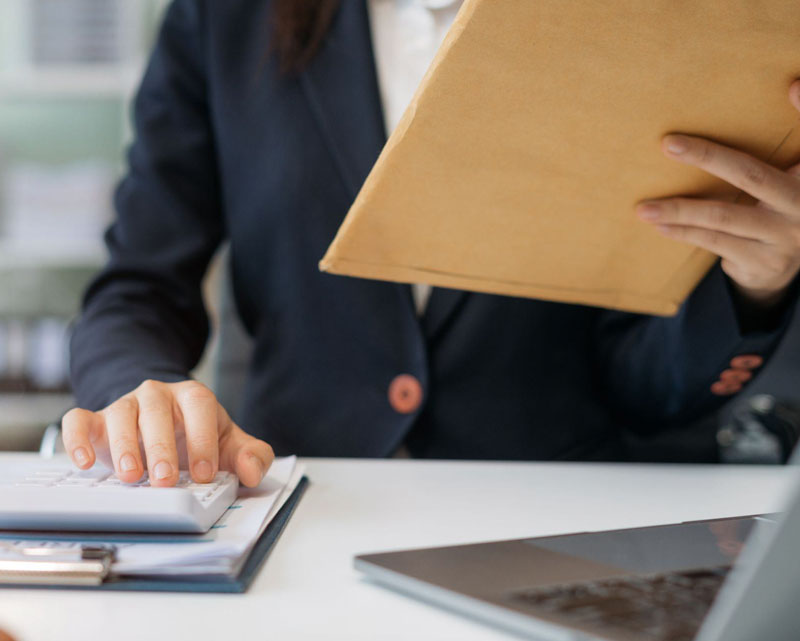personne-avec-un-dossier-et-une-calculatrice
